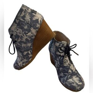 TOMS Women’s Size 7 Wedge Lace Up Ankle Boots Blue and White Floral Print